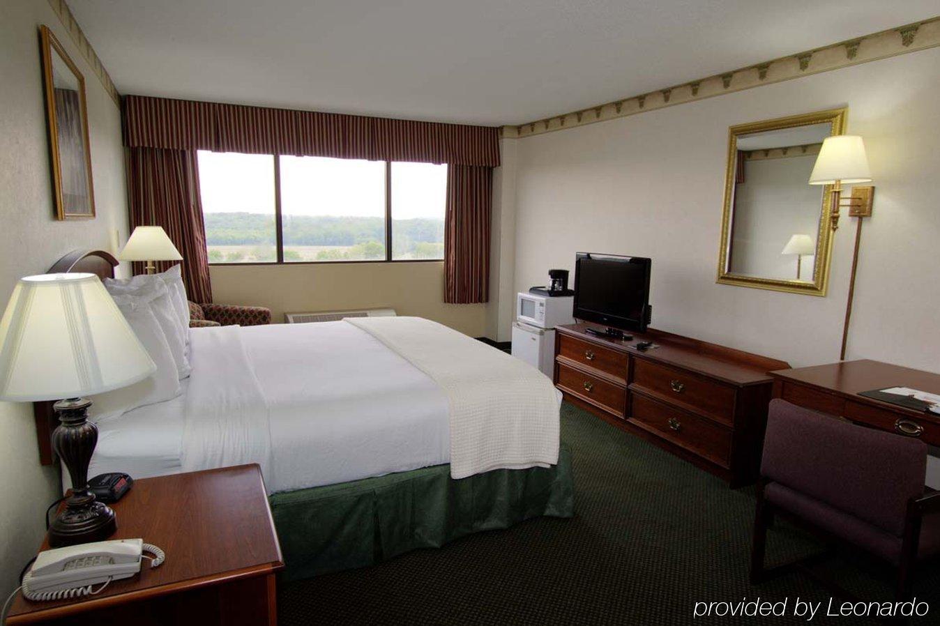 Doubletree By Hilton Clarksville Riverview Room photo