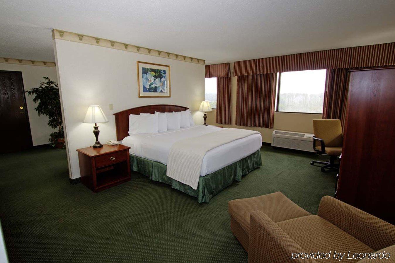 Doubletree By Hilton Clarksville Riverview Room photo