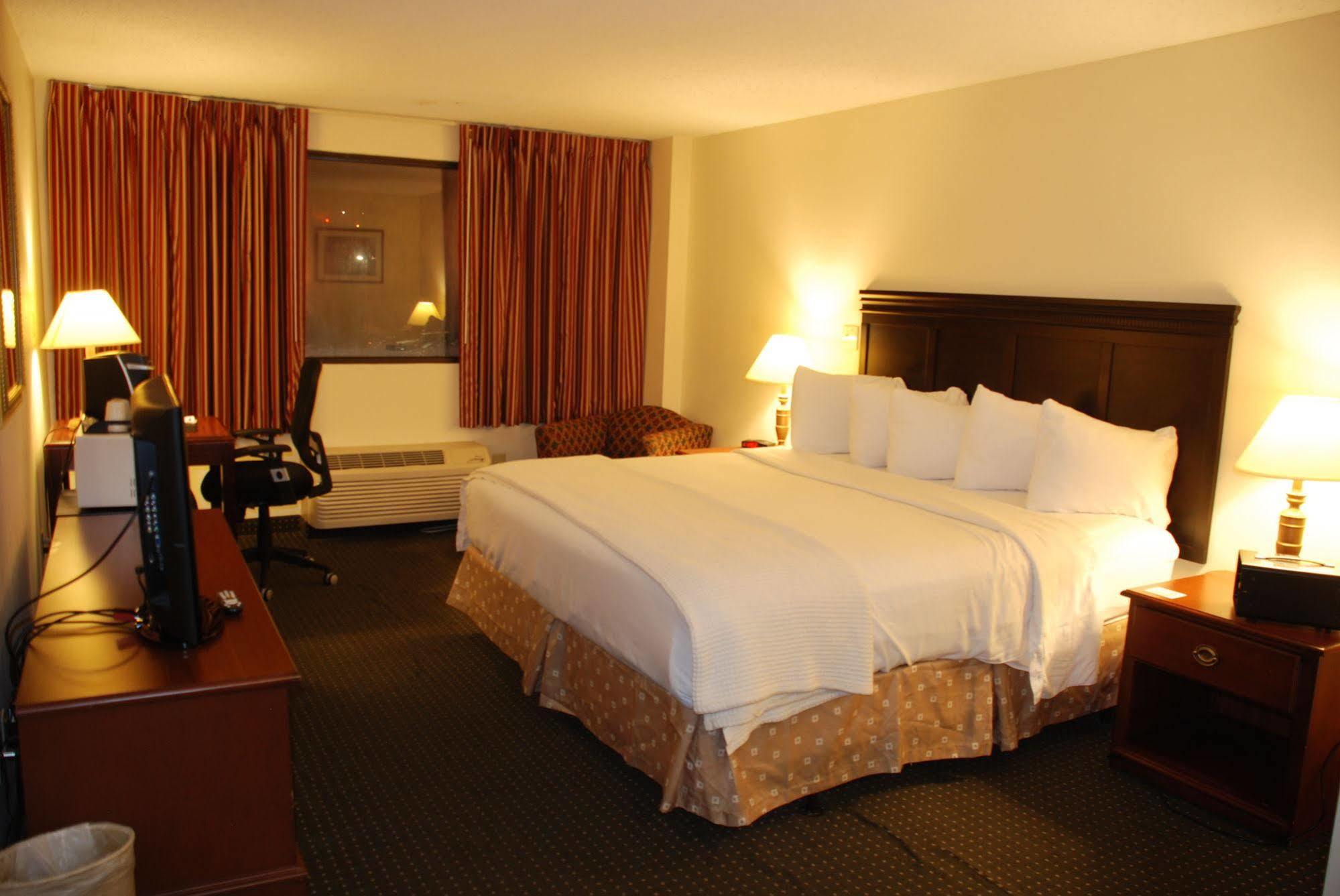 Doubletree By Hilton Clarksville Riverview Exterior photo